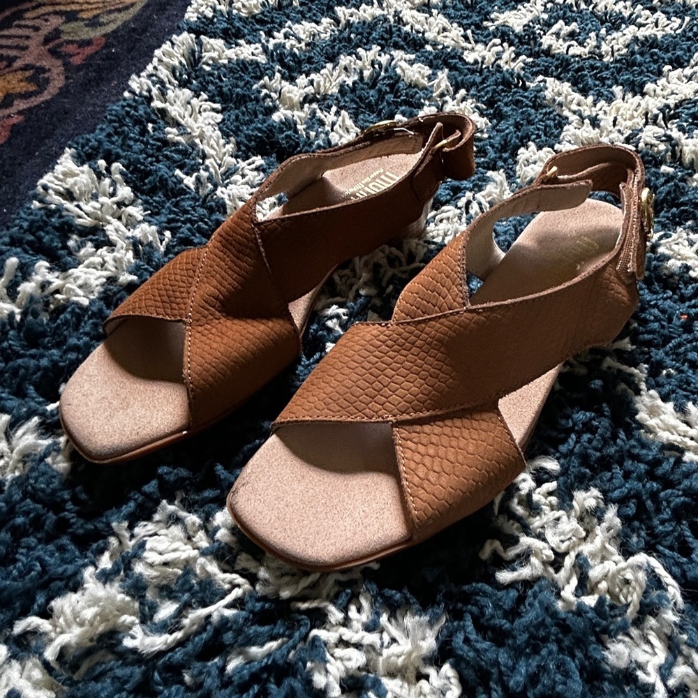 Munro Womens Jenny Brown tan embossed sandals size 7.5